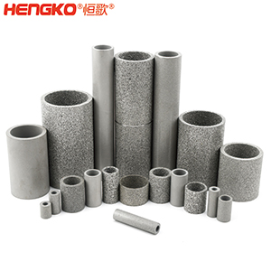 如果您對燒結(jié)不銹鋼濾管筒有任何疑問，您會在這里找到答案。  一、什么是燒結(jié)不銹鋼濾管筒？    是通過加熱或加壓的燒結(jié)工藝制成的特殊金屬管。根據(jù)您需要的金屬類型，可以選擇燒結(jié)不銹鋼金屬管、燒結(jié)銅金屬管或燒結(jié)青銅金屬管。  二、燒結(jié)金屬管有哪些用途？ 1.食品和飲料行業(yè)：防止食物營養(yǎng)成分被沖走，還可以過濾掉污染物。 2.水力發(fā)電廠為您工廠的渦輪機提供動力。保持電力循環(huán)生產(chǎn)。 3.天然氣生產(chǎn)廠可以捕獲氣體中的小污染物。 4.化學(xué)加工工業(yè)過濾掉有害污染物，提高化學(xué)產(chǎn)品的效率。 5.石油工業(yè)消除污染物來提高石油產(chǎn)品的純度。 6.醫(yī)藥行業(yè)去除藥品中的污染物，并提高藥用價值     三、燒結(jié)金屬管的優(yōu)點是什么？ 1.材料堅固形狀靈活    2.良好的滲透性     3.多種孔隙分布 4.性能穩(wěn)定可以應(yīng)對來自各種流體的高壓而不會變形。  5.機械強度高可以在高溫高壓等極其惡劣的環(huán)境中使用。 6.可以調(diào)整孔的大小    7.耐腐蝕和熱沖擊   8.設(shè)備易于清潔，無需長時間關(guān)機。  四、選擇燒結(jié)金屬管時要注意以下幾點：  優(yōu)質(zhì)材料、溫度范圍、微米變化、耐腐蝕、納污能力、機械強度 需要的高強度（恒歌316不銹鋼濾管正反向流動中提供相同的強度）      燒結(jié)金屬管的工作原理  五、什么材料可以制造燒結(jié)金屬管？ 1.燒結(jié)不銹鋼：高機械強度耐腐蝕，在高壓高溫中高效運行不會損壞；  2.銅粉末燒結(jié)管屬不銹鋼替代品，耐腐蝕且經(jīng)濟實惠，但耐溫和強度較差；  3.鎳合金，適用于極端工作條件的燒結(jié)金屬管。     注：燒結(jié)、固化、退火有以下幾個方面的比較：  1.燒結(jié)：這是一種熱處理方法，會使粉末狀物質(zhì)形成整體材料，利用粉末中單個粒子之間發(fā)生的擴散?？梢怨虘B(tài)和液態(tài)下發(fā)生。     金屬粉末  2.養(yǎng)護：是用來加速化學(xué)反應(yīng)的技術(shù)，適用于高分子及高分子材料復(fù)合。當熱固性聚合物在室溫下無法在合理時間內(nèi)固化時，您將使用固化爐應(yīng)用高溫來實現(xiàn)固化過程。  （例如，當您將預(yù)浸碳纖維覆蓋在模具上時可以固化它，使它保持模具的形狀，單體會在固化溫度下迅速反應(yīng)，從而形成熱固性聚合物，使預(yù)浸墊物質(zhì)變硬。）  3.退火：是一種熱處理技術(shù)，用于使用非常高的溫度來減輕物質(zhì)的應(yīng)力，降低處理物質(zhì)中原子間鍵內(nèi)的內(nèi)應(yīng)力和整體彈性能。此外，它是指金屬熱處理、高性能聚合物和陶瓷玻璃的術(shù)語。  （例如，您可以將冷軋鋼坯退火，制成另一種產(chǎn)品，當內(nèi)部應(yīng)力不推薦時，例如在進行機加工之前，您可使用此過程，機械加工通過去除材料來改變內(nèi)應(yīng)力的分布。     六、有哪些類型的燒結(jié)金屬管： 1.燒結(jié)多孔金屬管金屬管上的孔有助于過濾過程，運營成本低，但由于表面積小效率較低。     2.褶皺燒結(jié)金屬管表面積大于多孔金屬管，過濾效率高，但成本也高。     七、能清洗燒結(jié)金屬管嗎？ 建議定期清潔設(shè)備上累積的污染物提高效率，確保其經(jīng)久耐用并發(fā)揮最佳性能，延長使用壽命。  在 Hengko我們將幫助您獲得合適的燒結(jié)不銹鋼濾管筒以滿足獨特的應(yīng)用要求。您有任何疑問，請隨時聯(lián)系我們的團隊。hs0527.com